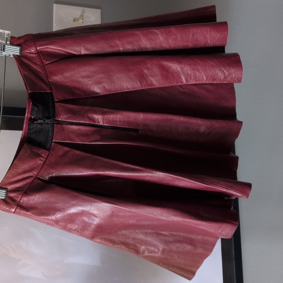 Early 2000s Alice + Olivia Leather Skirt. Size S-M - Picture 4 of 4
